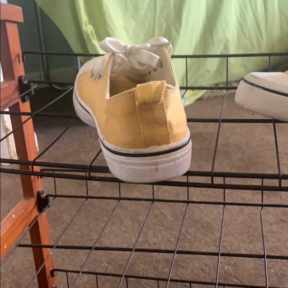Shoes - Picture 4 of 4